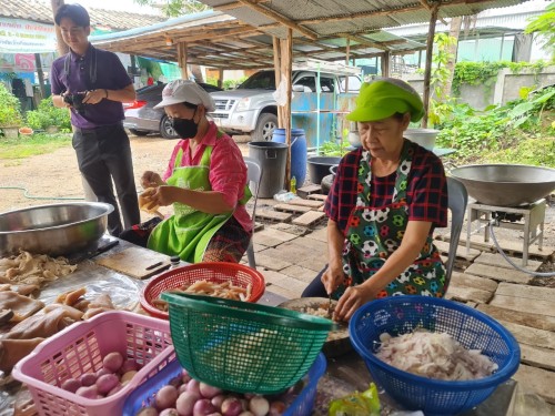 น้ำพริกแคบหมู กลุ่มพัฒนาสตรี ชุมชนประชารักษ์ 