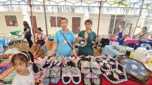 ชุมชนสองแคว 1 พรมเช็ดเท้า รองเท้าจากเศษไหมพรม