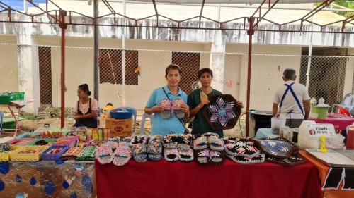 ชุมชนสองแคว 1 พรมเช็ดเท้า รองเท้าจากเศษไหมพรม