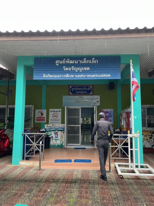 เจ้าหน้าที่เทศกิจ ออกตรวจตราตามมาตรการรักษาความปลอดภัยในโรงเรียน เขตเทศบาลนครแม่สอด 24/6/2567