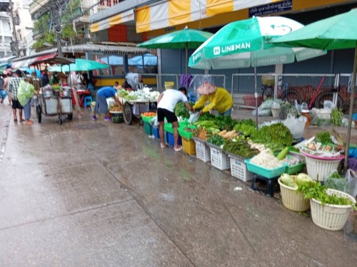 เจ้าหน้าที่เทศกิจ ออกตรวจความเรียบร้อยและจัดระเบียบตลาดเทศบาลนครแม่สอด 24 มิถุนายน 2567