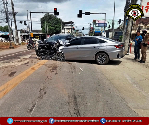 ดับเพลิงนครแม่สอด ช่วยเหลือเหตุรถยนต์ (เก๋ง) พุ่งชนรถกระบะ บริเวณแยกร้านเจ้าสัว