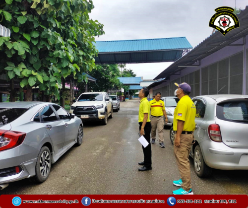 ดับเพลิงนครแม่สอด ลงพื้นที่สำรวจต้นไม้พาดสายไฟฟ้า-สื่อสาร บริเวณโรงเรียนแม่สอด