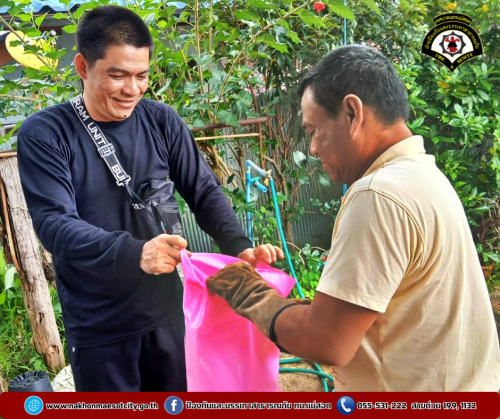 ดับเพลิงนครแม่สอด ดำเนินการจับสัตว์เลื้อยคลาน (งู) บ้านเรือนของประชาชน หมู่บ้านค้างภิบาล