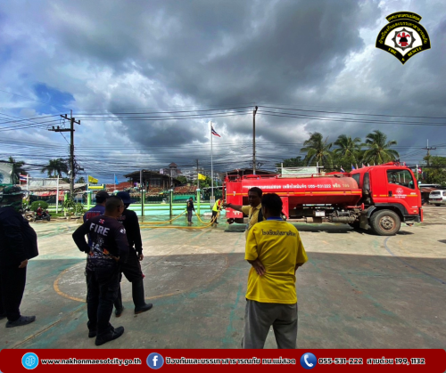ดับเพลิงนครแม่สอด ดำเนินการฉีดล้างทำความสะอาดถนนทางเข้าโรงเรียนอิสลามศึกษา