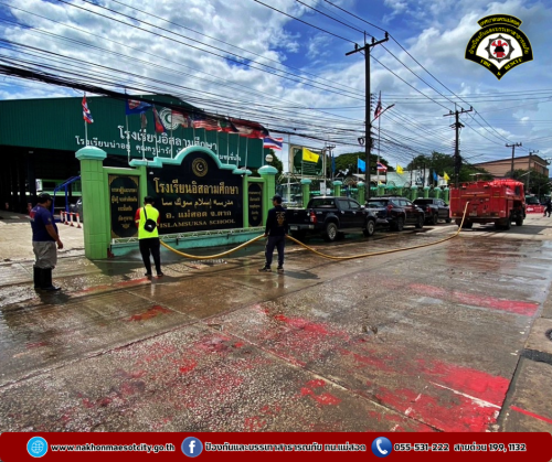 ดับเพลิงนครแม่สอด ดำเนินการฉีดล้างทำความสะอาดถนนทางเข้าโรงเรียนอิสลามศึกษา