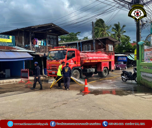 ดับเพลิงนครแม่สอด ดำเนินการฉีดล้างทำความสะอาดถนนทางเข้าโรงเรียนอิสลามศึกษา