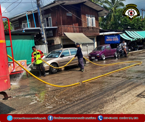 ดับเพลิงนครแม่สอด ดำเนินการฉีดล้างทำความสะอาดถนนทางเข้าโรงเรียนอิสลามศึกษา