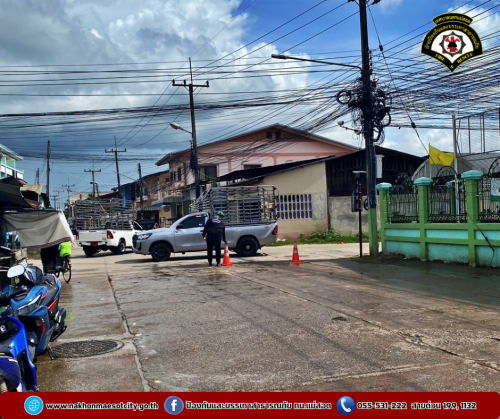 ดับเพลิงนครแม่สอด ดำเนินการฉีดล้างทำความสะอาดถนนทางเข้าโรงเรียนอิสลามศึกษา