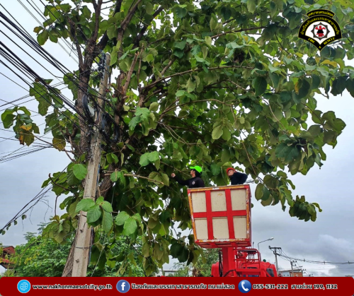 ดับเพลิงนครแม่สอด ดำเนินการตัดแต่งกิ่งไม้พาดผ่านสายไฟฟ้า บริเวณใกล้เคียง F4 Hotel