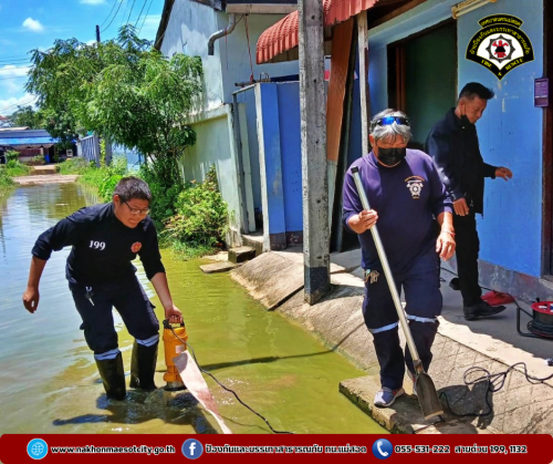 ดับเพลิงนครแม่สอด ดำเนินการสูบน้ำท่วมขัง บริเวณใกล้เคียงมัสยิดมูฮาญี่รีน ชุมชนอิสลาม