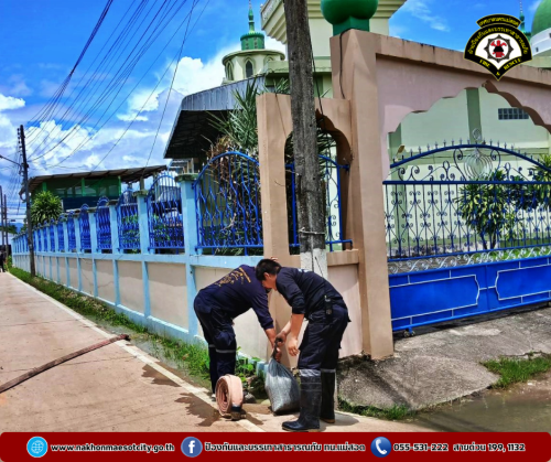 ดับเพลิงนครแม่สอด ดำเนินการสูบน้ำท่วมขัง บริเวณใกล้เคียงมัสยิดมูฮาญี่รีน ชุมชนอิสลาม