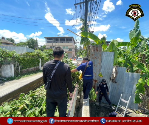 ดับเพลิงแม่สอด ออกดำเนินการเก็บกิ่งไม้ในคลองแม่สอด บริเวณสะพานใกล้เคียงศูนย์ควบคุมโรคติดต่อ แม่สอด