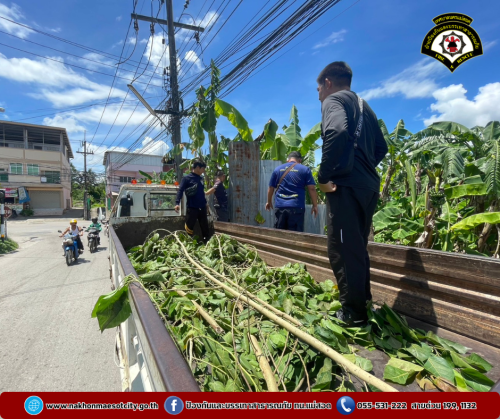 ดับเพลิงแม่สอด ออกดำเนินการเก็บกิ่งไม้ในคลองแม่สอด บริเวณสะพานใกล้เคียงศูนย์ควบคุมโรคติดต่อ แม่สอด