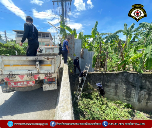 ดับเพลิงแม่สอด ออกดำเนินการเก็บกิ่งไม้ในคลองแม่สอด บริเวณสะพานใกล้เคียงศูนย์ควบคุมโรคติดต่อ แม่สอด