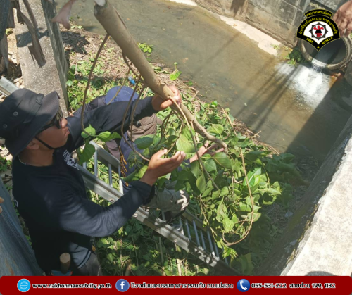 ดับเพลิงแม่สอด ออกดำเนินการเก็บกิ่งไม้ในคลองแม่สอด บริเวณสะพานใกล้เคียงศูนย์ควบคุมโรคติดต่อ แม่สอด