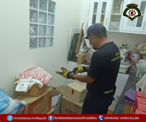 ดับเพลิงนครแม่สอด ดำเนินการจับสัตว์เลื้อยคลาน (งู) บริเวณร้านกาแฟใกล้เคียงร้านก๋วยเตี๋ยวเจ๊กุหลาบ