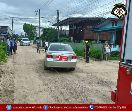 ดับเพลิงนครแม่สอด ออกดำเนินการช่วยเหลือประชาชน เหตุรถยนต์ติดหล่ม ซอยหน้าวัดบุญญาวาส