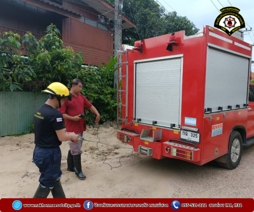 ดับเพลิงนครแม่สอด ออกดำเนินการช่วยเหลือประชาชน เหตุรถยนต์ติดหล่ม ซอยหน้าวัดบุญญาวาส