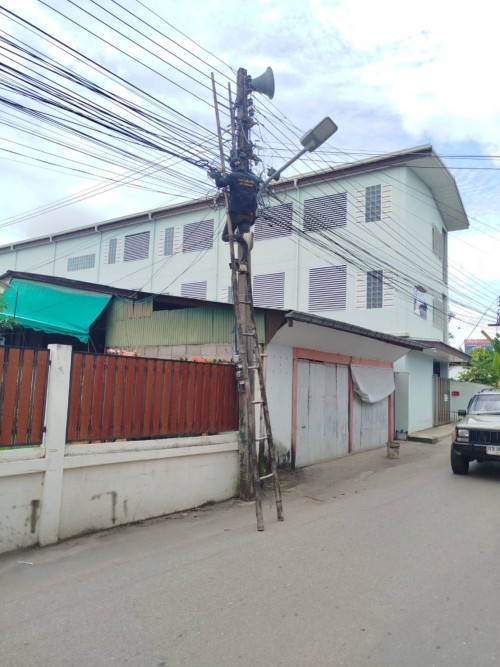 เจ้าหน้าที่กองยุทธศาสตร์และงบประมาณ ดำเนินการตามคำร้อง ขอซ่อมแซมเคเบิ้ลทีวี