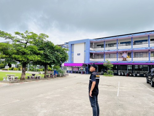 เจ้าหน้าที่เทศกิจ ออกตรวจตราตามมาตรการรักษาความปลอดภัยในโรงเรียน เขตเทศบาลนครแม่สอด 