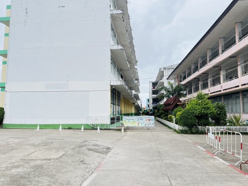 เจ้าหน้าที่เทศกิจ ออกตรวจตราตามมาตรการรักษาความปลอดภัยในโรงเรียน เขตเทศบาลนครแม่สอด 