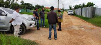 นายกุล  เครือวีระ รองนายกเทศมนตรีนครแม่สอด พร้อมด้วยกองช่างออกสำรวจพื้นที่ที่ชาวบ้านร้องเรียนและพื้นที่โครงการเลียบคลองชลประทานโครงการถนนคอนกรีตเสริมเหล็กมูจาฮีรีน