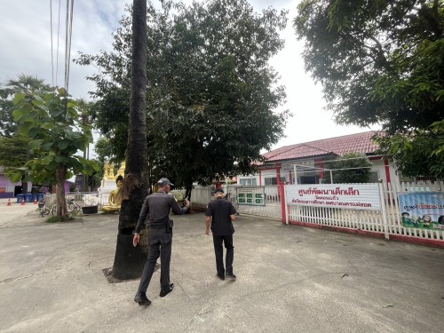 เจ้าหน้าที่เทศกิจ ออกตรวจตราตามมาตรการรักษาความปลอดภัยในโรงเรียน เขตเทศบาลนครแม่สอด 