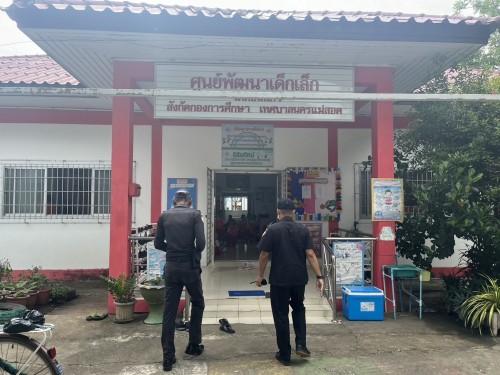 เจ้าหน้าที่เทศกิจ ออกตรวจตราตามมาตรการรักษาความปลอดภัยในโรงเรียน เขตเทศบาลนครแม่สอด 