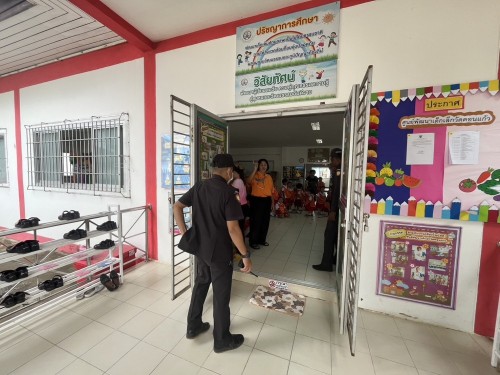 เจ้าหน้าที่เทศกิจ ออกตรวจตราตามมาตรการรักษาความปลอดภัยในโรงเรียน เขตเทศบาลนครแม่สอด 