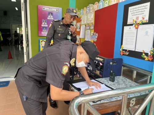 เจ้าหน้าที่เทศกิจ ออกตรวจตราตามมาตรการรักษาความปลอดภัยในโรงเรียน เขตเทศบาลนครแม่สอด 
