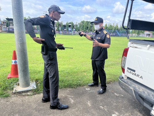 เจ้าหน้าที่เทศกิจ ออกตรวจตราตามมาตรการรักษาความปลอดภัยในโรงเรียน เขตเทศบาลนครแม่สอด 