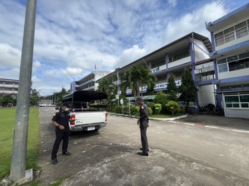 เจ้าหน้าที่เทศกิจ ออกตรวจตราตามมาตรการรักษาความปลอดภัยในโรงเรียน เขตเทศบาลนครแม่สอด 