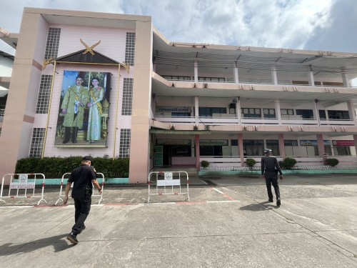 เจ้าหน้าที่เทศกิจ ออกตรวจตราตามมาตรการรักษาความปลอดภัยในโรงเรียน เขตเทศบาลนครแม่สอด 