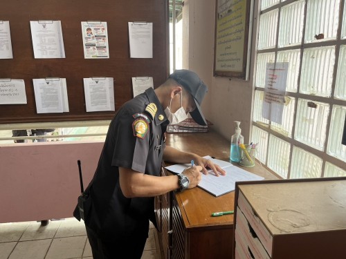 เจ้าหน้าที่เทศกิจ ออกตรวจตราตามมาตรการรักษาความปลอดภัยในโรงเรียน เขตเทศบาลนครแม่สอด 