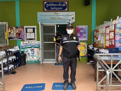 เจ้าหน้าที่เทศกิจ ออกตรวจตราตามมาตรการรักษาความปลอดภัยในโรงเรียน เขตเทศบาลนครแม่สอด 