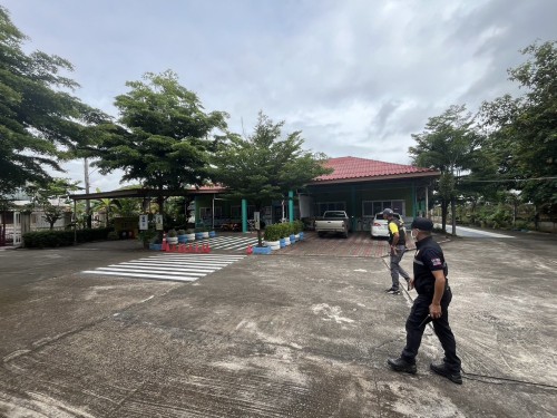 เจ้าหน้าที่เทศกิจ ออกตรวจตราตามมาตรการรักษาความปลอดภัยในโรงเรียน เขตเทศบาลนครแม่สอด 