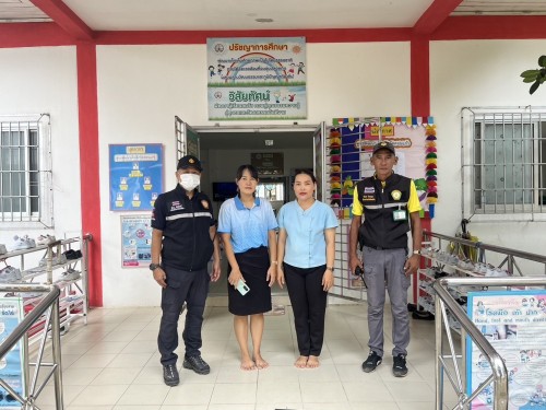 เจ้าหน้าที่เทศกิจ ออกตรวจตราตามมาตรการรักษาความปลอดภัยในโรงเรียน เขตเทศบาลนครแม่สอด 