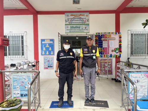 เจ้าหน้าที่เทศกิจ ออกตรวจตราตามมาตรการรักษาความปลอดภัยในโรงเรียน เขตเทศบาลนครแม่สอด 