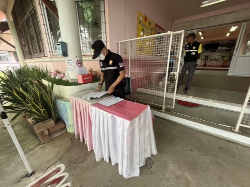 เจ้าหน้าที่เทศกิจ ออกตรวจตราตามมาตรการรักษาความปลอดภัยในโรงเรียน เขตเทศบาลนครแม่สอด 