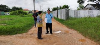 นายกุล  เครือวีระ รองนายกเทศมนตรีนครแม่สอด พร้อมด้วยกองช่างออกสำรวจพื้นที่ที่ชาวบ้านร้องเรียนและพื้นที่โครงการเลียบคลองชลประทานโครงการถนนคอนกรีตเสริมเหล็กมูจาฮีรีน