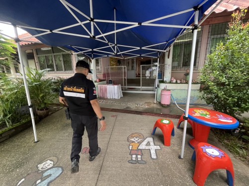 เจ้าหน้าที่เทศกิจ ออกตรวจตราตามมาตรการรักษาความปลอดภัยในโรงเรียน เขตเทศบาลนครแม่สอด 