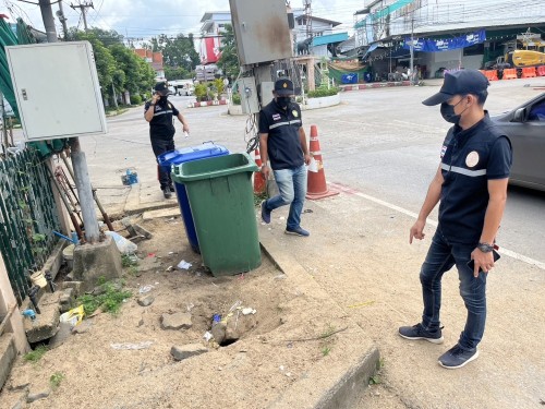 เทศกิจแม่สอด ออกตรวจสอบเรื่องร้องเรียน มีหลุมบนฟุตบาท