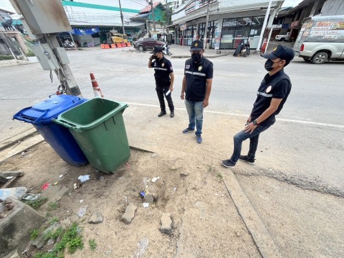 เทศกิจแม่สอด ออกตรวจสอบเรื่องร้องเรียน มีหลุมบนฟุตบาท