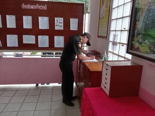 เจ้าหน้าที่เทศกิจ ออกตรวจตราตามมาตรการรักษาความปลอดภัยในโรงเรียน เขตเทศบาลนครแม่สอด 