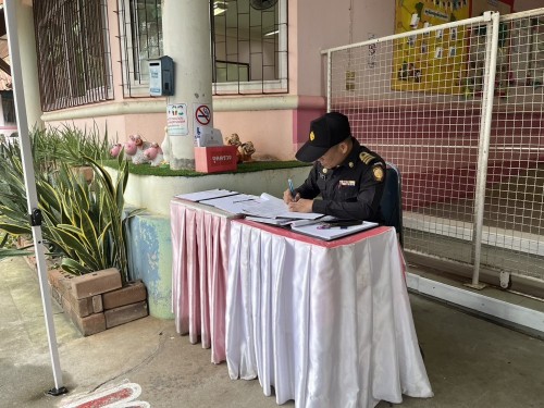 เจ้าหน้าที่เทศกิจ ออกตรวจตราตามมาตรการรักษาความปลอดภัยในโรงเรียน เขตเทศบาลนครแม่สอด 
