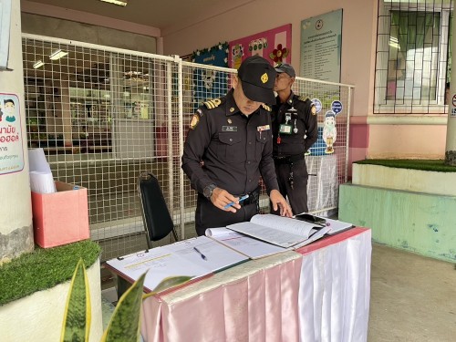 เจ้าหน้าที่เทศกิจ ออกตรวจตราตามมาตรการรักษาความปลอดภัยในโรงเรียน เขตเทศบาลนครแม่สอด 