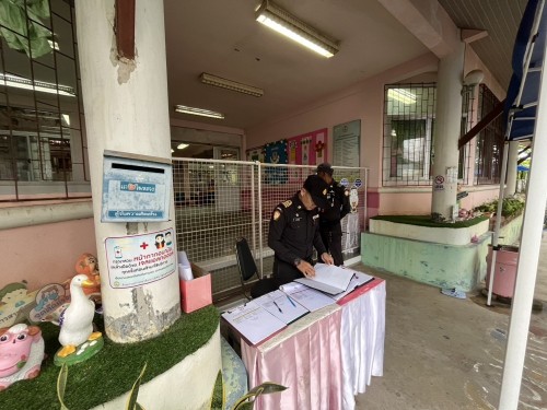 เจ้าหน้าที่เทศกิจ ออกตรวจตราตามมาตรการรักษาความปลอดภัยในโรงเรียน เขตเทศบาลนครแม่สอด 