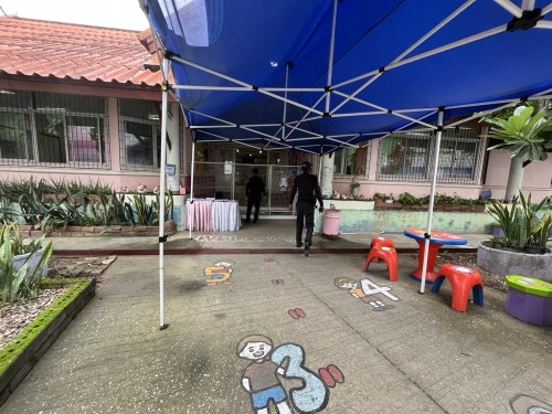 เจ้าหน้าที่เทศกิจ ออกตรวจตราตามมาตรการรักษาความปลอดภัยในโรงเรียน เขตเทศบาลนครแม่สอด 