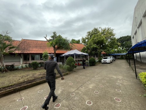 เจ้าหน้าที่เทศกิจ ออกตรวจตราตามมาตรการรักษาความปลอดภัยในโรงเรียน เขตเทศบาลนครแม่สอด 